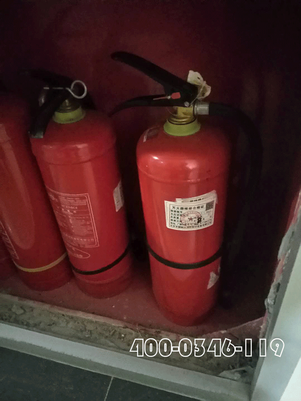 住宅樓內(nèi)堆放垃圾自然引起火災(zāi)物業(yè)承擔(dān)什么責(zé)任？